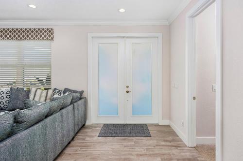Amazing outdoor living on a freshwater canal, 4 bedrooms, pet-friendly - Villa Becky thumb 3
