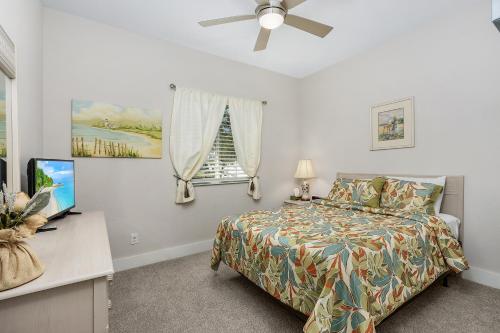 Amazing outdoor living on a freshwater canal 4 bedrooms pet-friendly - Villa Becky - main image