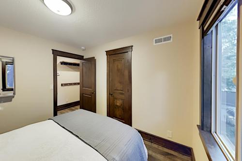 Royal Pines Condo - 10-Minute Walk to Town Center condo - main image
