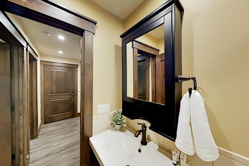 Royal Pines Condo - 10-Minute Walk to Town Center condo - image 2