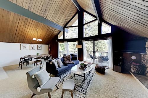Luxe A-Frame - Game Room New Kitchen Gas Firepit home - main image