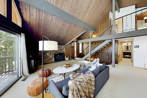 Luxe A-Frame - Game Room New Kitchen Gas Firepit home - image 3