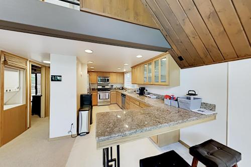 Luxe A-Frame - Game Room New Kitchen Gas Firepit home - image 7