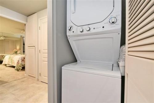 Kaleialoha 106 Ocean Front 1BD 1BA condo - image 2