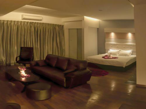 1 queen bed, 2 twin beds