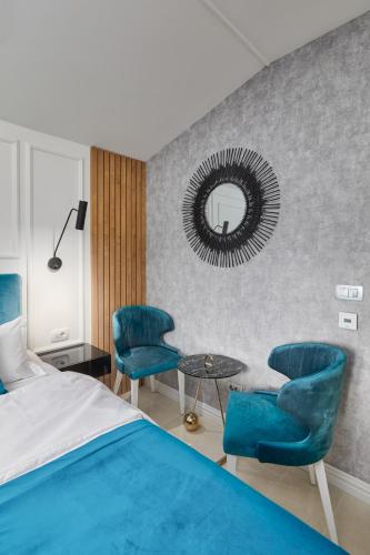 Deluxe King Room image 7