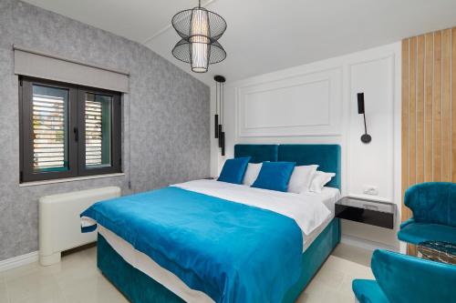 Deluxe King Room image 6