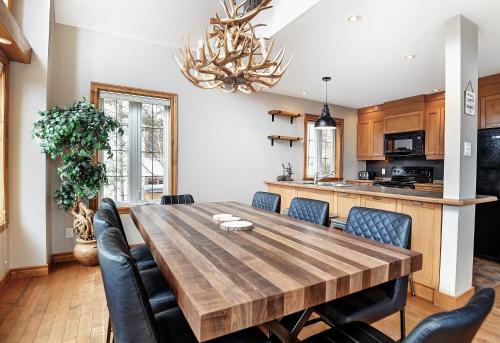 Chalets Alpins- 5 Chemin des Montagnards in Stoneham (QC)