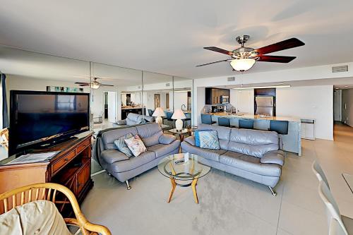 All-Suite Escape - Unit 405 - Balcony & Pools condo - image 3