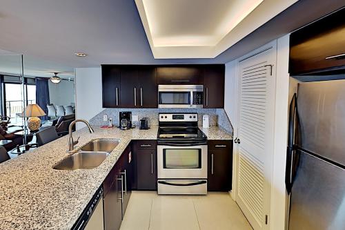 All-Suite Escape - Unit 405 - Balcony & Pools condo - image 4