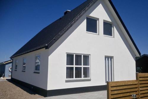  Nyrenoveret sommerhus 200 m fra Vesterhavet in 6990 Ulfborg