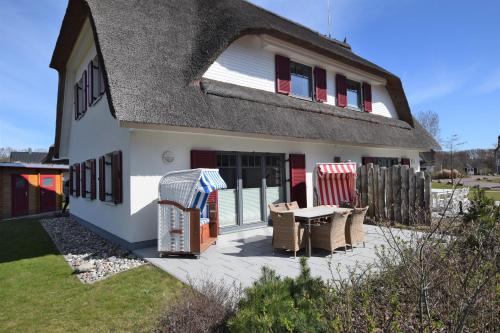 Dat Smucke Huus - 6 Personen strandnah unter Reet in Boltenhagen - 3 SZ - Finnische Sauna - 2 Strandkörbe - Strand 650m