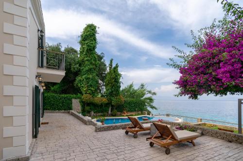 Corfu Beachfront Vila Benitses
