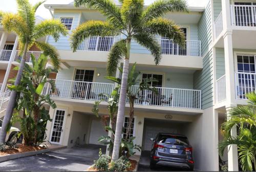 Beautiful New Luxury Townhome with Private Beach and Swimming Pools in Ruskin, USA