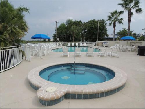 Beautiful New Luxury Townhome with Private Beach and Swimming Pools in Ruskin