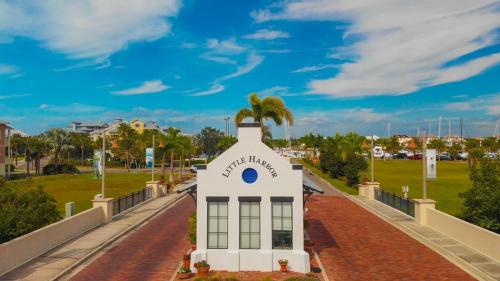 Beautiful New Luxury Townhome with Private Beach and Swimming Pools in Ruskin, USA