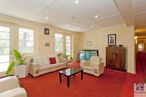 夜店, Linaker Art Deco Motel in 巴克威