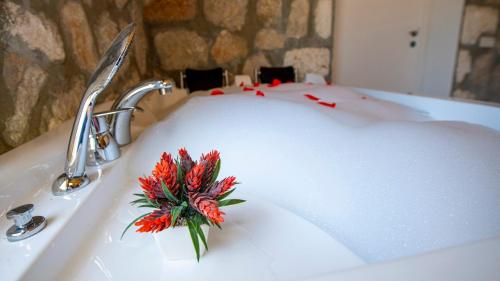 Oguz- 2 Bedroom Honeymoon Villa with jacuzzi in Kalkan