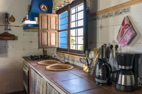 廚房, Winehouse with fireplace&heating,BBQ, WiFi, pool, Close to Málaga (Winehouse with fireplace&heating,BBQ, WiFi, pool, Close to Malaga) in 埃爾博爾赫