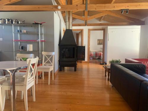 casa rural de un artista en plena naturaleza piscina y parque de esculturas en villarcayo in Villarcayo