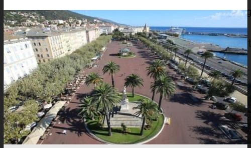 Merveilleux appartement sur la place du marche de Bastia