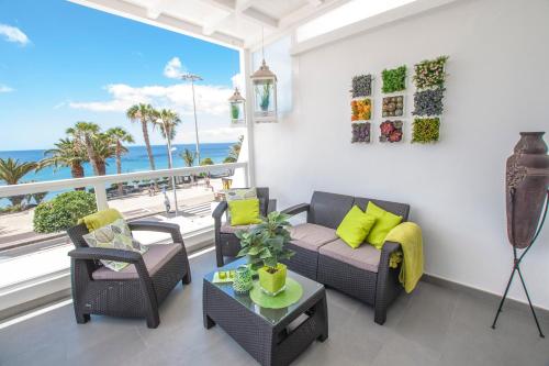  Casa Oceano on the front line with amazing sea views, Unterkunft in Puerto del Carmen