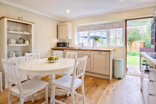 厨房, Situated in Stunning Highleigh Village,'BRAMLEY FALL COTTAGE'-Attached Cottage,3 Bedrooms-1 on groun in 希德尔沙姆