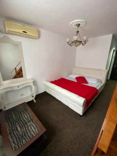 Family Suite with Private Bathroom image 10