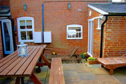 Romantic Flint Cottage on the Suffolk Coast