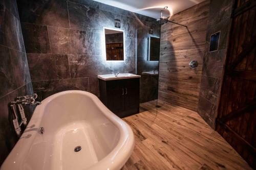 293776301 South Causey Inn