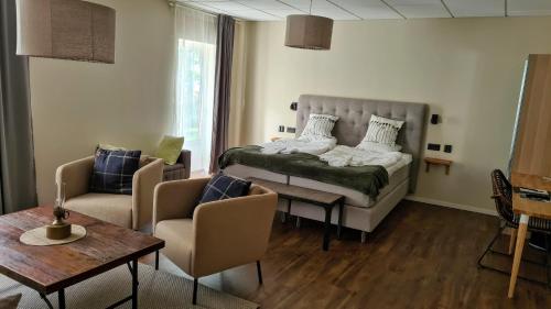 1 queen bed, 1 sofa bed