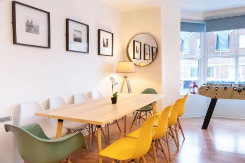 Block of apartments for up to 24 people by centre! gîte à louer Marshfield