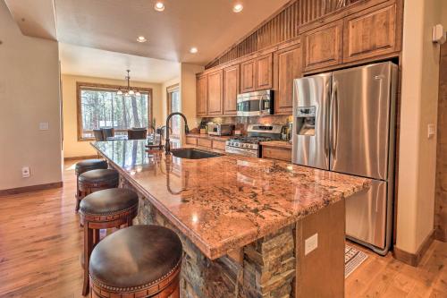 Luxurious Lakeside Family Retreat with Deck! - image 7