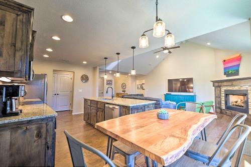 Modern Home with Deck Bike to Back 40 Access! - image 3