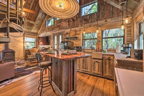 Horse Thief Inn Cabin Retreat with Deck and Hot Tub!