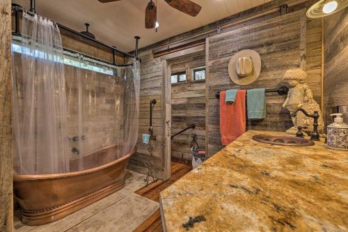 Horse Thief Inn Cabin Retreat with Deck and Hot Tub!