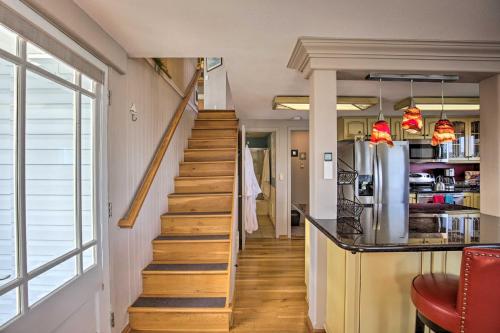 Waldport Beach House with Loft, Grill and Ocean Views! in والدبورت