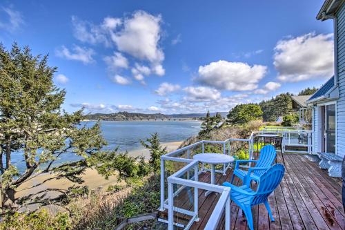 Waldport Beach House with Loft, Grill and Ocean Views! in والدبورت