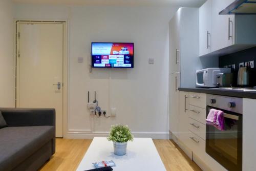 Block of 5 Flats for Groups of up to 28 In City Centre
