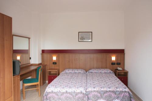 1 doppelbett oder 2 einzelbetten, seitlicher meerblick