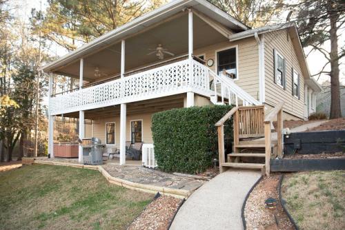 Lakefront Cottage with Private Hot Tub!