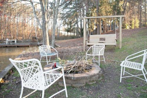 Lakefront Cottage with Private Hot Tub!