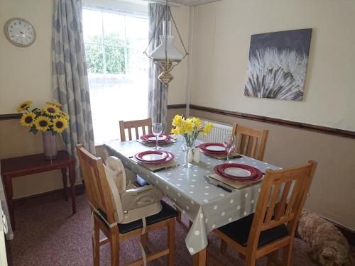 2 Bed Cottage Dog Child Friendly 15min walk to beach