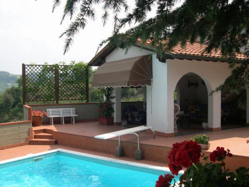 泳池, 利卡薩奇卡賽培瓦肯西酒店 (Le Casacce Case per Vacanze) in 卡爾米尼亞諾