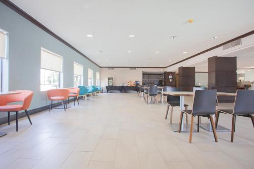 홀리데이 인 앤 스위트 휴스턴 노스 스프링 바이 IHG - 편의 시설/서비스