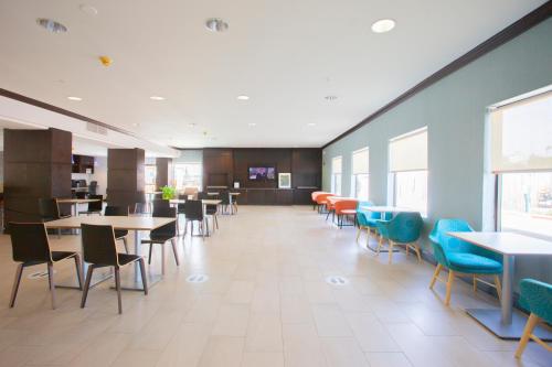 홀리데이 인 앤 스위트 휴스턴 노스 스프링 바이 IHG - 식음료(F&B)