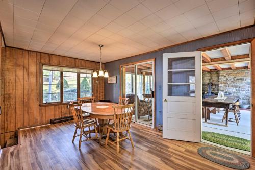 Cozy Home with Private Patio and Views, Hiking On-Site in Belleville, USA