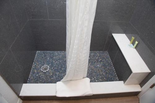 Queen Room with Two Queen Beds - Ocean Front image 9