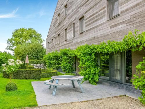 Serene Holiday Home in Gijverinkhove with Terrace, Garden gîte à louer Weegschede