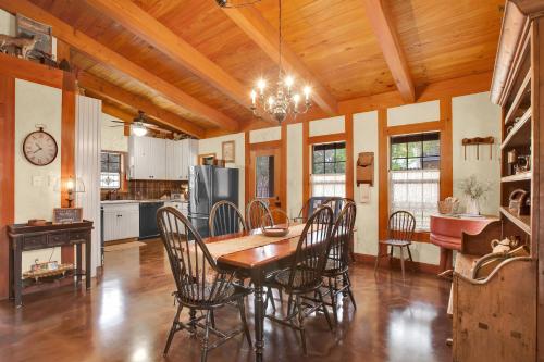 NEW Luxury Home Near Main St with two Hot tubs and Firepit - image 3
